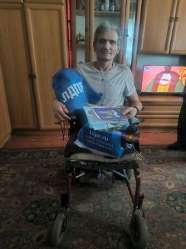 Героев поздравили дома. В день Защитника Отечества навестить участников боевых действий, имеющих ограниченные возможности передвижения, отправились волонтеры ЛДПР и представители молодежного волонтерского движения