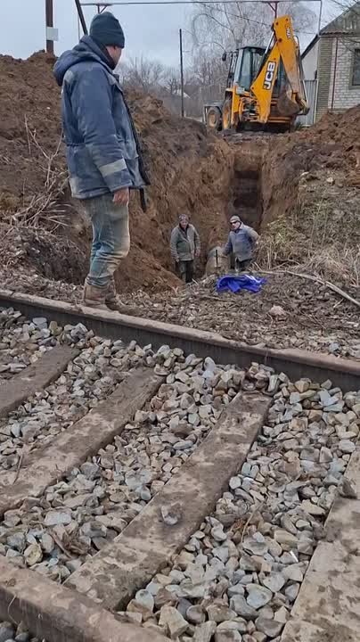 Специалисты Луганскводы устраняют повреждение на участке магистрального водовода под железнодорожным полотном в Лутугинском районе, сообщила пресс-служба предприятия