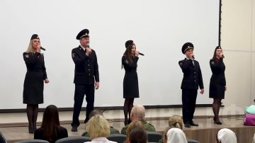 111Солисты ведомственного ансамбля «Офицеры» выступили для находящихся на лечении героев