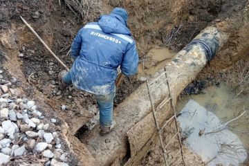 В Лутугинском районе устраняют повреждение водовода под ж/д полотном