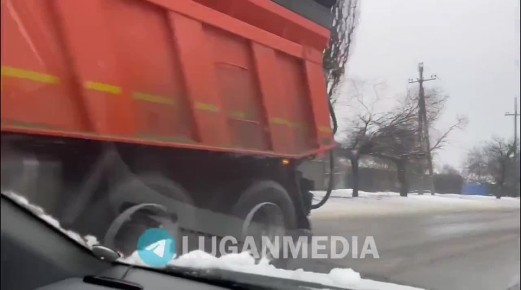 Коммунальщики Красного Луча продолжают расчистку автомагистралей от мокрого снега