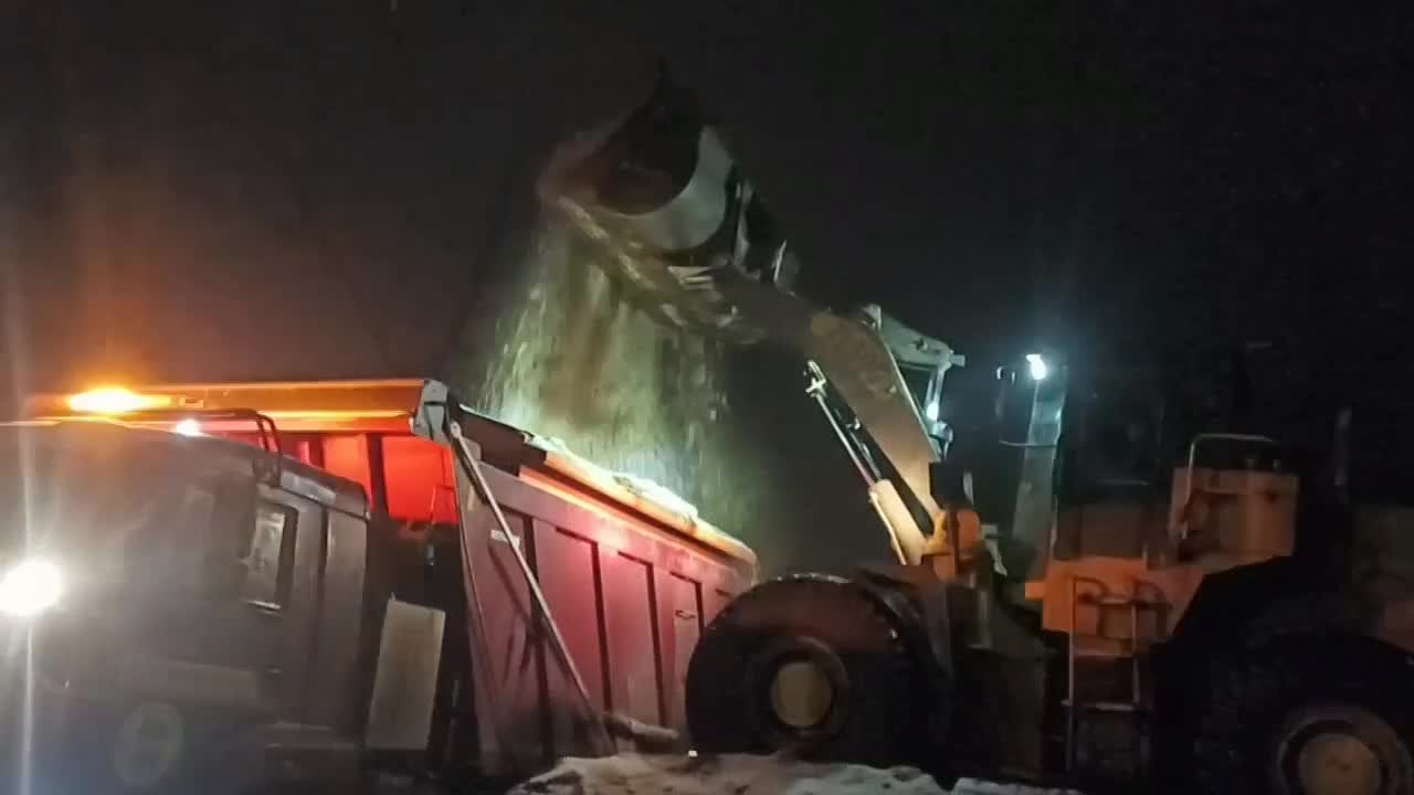 Сергей Козенко: Ночью для очистки дорог Краснодонского муниципального округа от мокрого снега на трассы вышла техника и бригады Краснодонского автодора – филиала ГУП ЛНР «Луганский автодор»