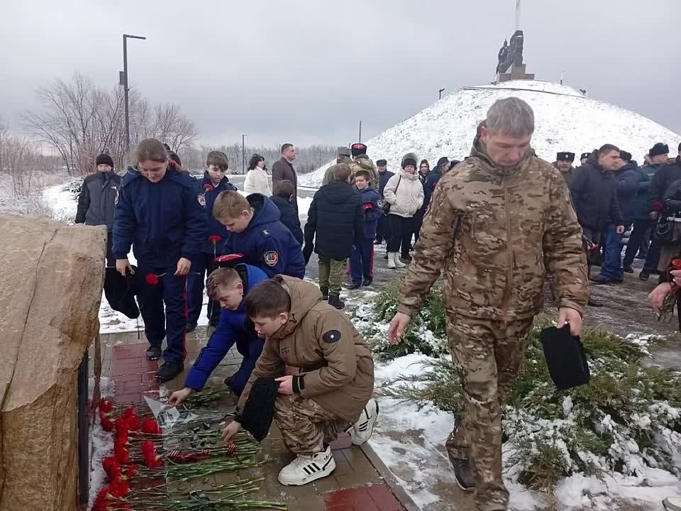 Жители Станично-Луганского муниципального округа приняли участие в митинге, посвященном четвертой годовщине освобождения района от киевских боевиков