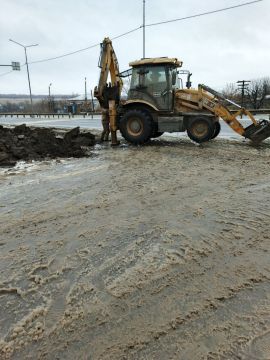 В поселке Металлист расчистили трубу для стока талых вод по обращению жителей