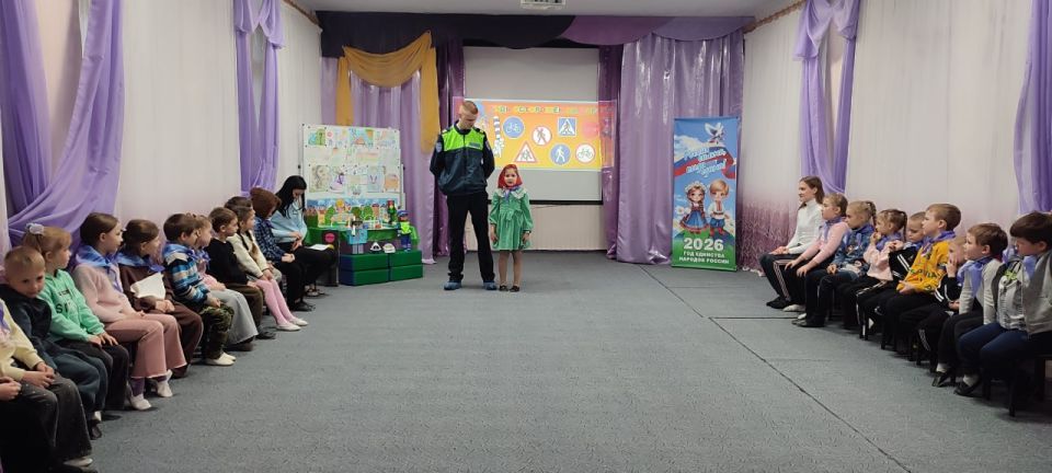 В дошкольном образовательном учреждении № 9 "Ласточка" в рамках Недели безопасности было организовано познавательное спортивное мероприятие для детей старшего дошкольного возраста под названием «Детям знать положено правила...