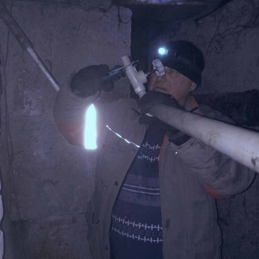 Сотрудники Краснодонского филиала Единой управляющей компании (ЕУК) продолжают работу по улучшению состояния жилого фонда на территории своего обслуживания