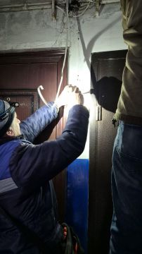 В многоквартирных домах Перевальского округа ЕУК приводит в порядок внутридомовые сети электроснабжения