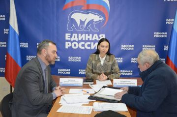 Алёна Лумеровская: В местном отделении партии «Единая Россия» провели совместный приём граждан с депутатом Народного Совета ЛНР Дмитрием Хорошиловым