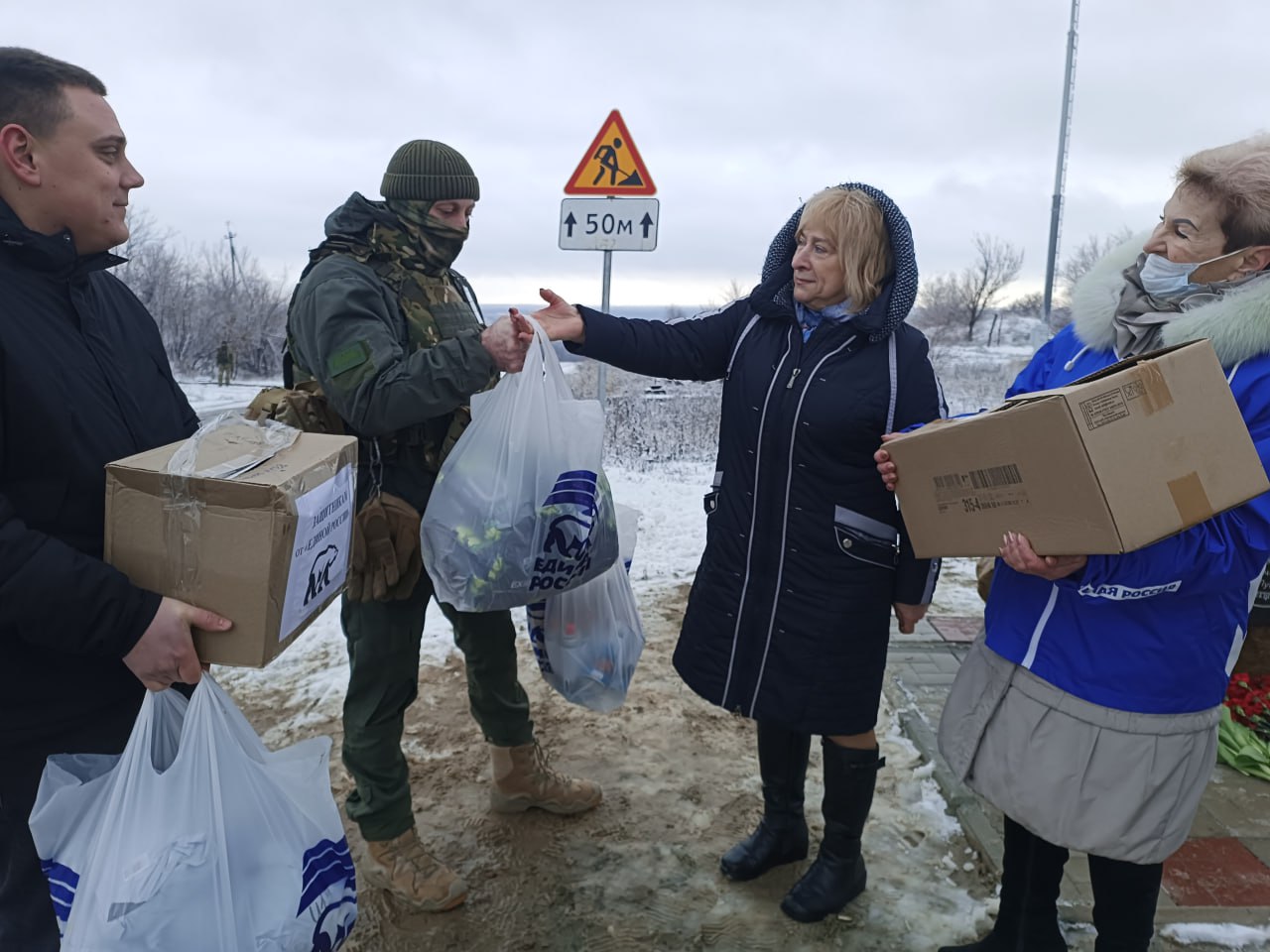 Единороссы Станично-Луганского муниципалитета и сторонники партии подарили военнослужащим необходимые товары и оборудование
