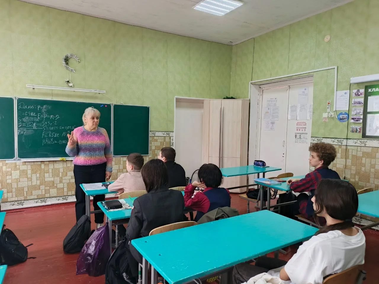 Правовое просвещение: в Брянковской специализированной школе №1 прошла встреча с экспертом