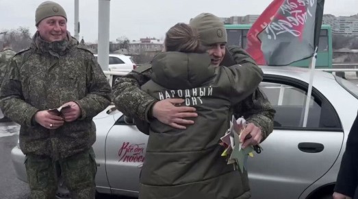 Росреестр и Народный фронт передали участникам СВО два автомобиля в Луганске