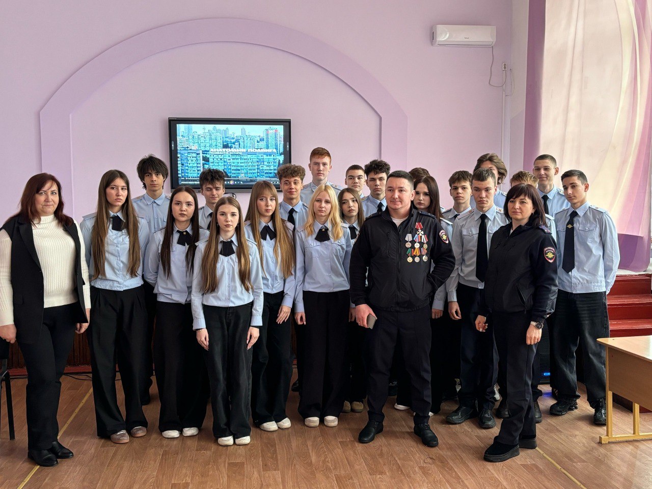 В рамках сотрудничества между Ровеньковской школой №3 и ОМВД России "Ровеньковский" состоялась встреча, оставившая глубокий след в сердцах учащихся юридического класса