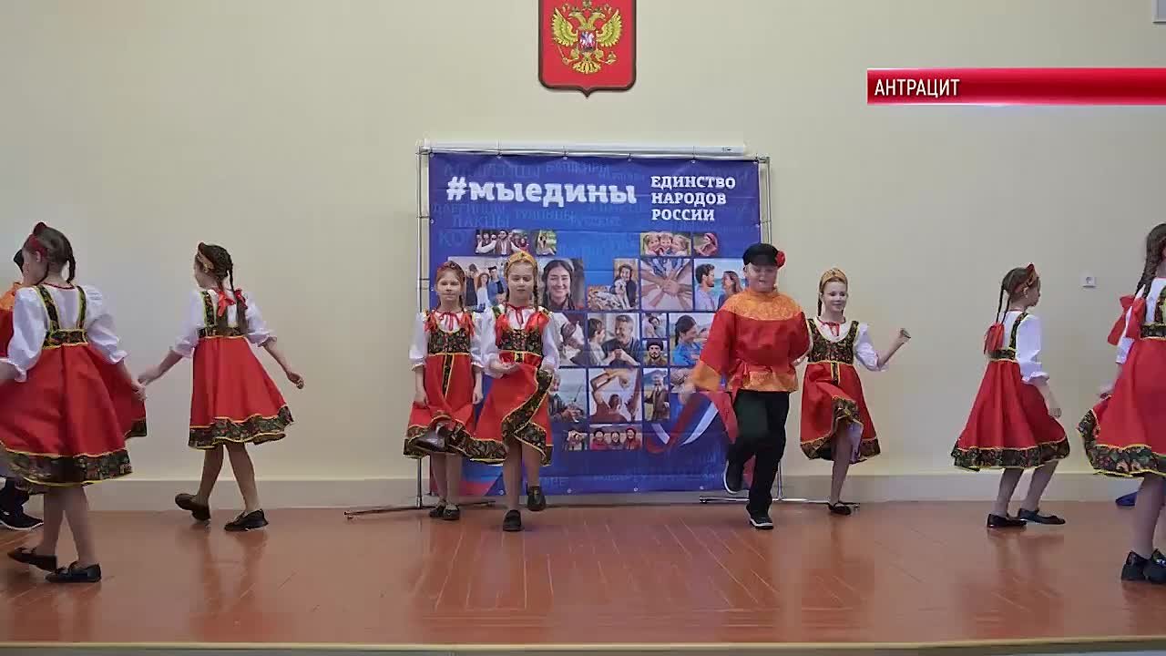 В Антрацитовской средней школе №19 имени Вячеслава Салиты торжественно открыли Год единства народов России