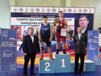 Золото, пояс чемпиона и бронзовые медали: стахановские борцы блеснули на турнире памяти легендарного тренера