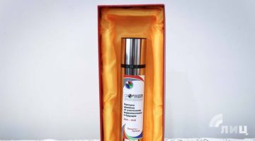 Представители холдинга «ЛАДА-МЕДИА» передали в музей истории Луганска капсулу времени с видеопосланием от молодежи со всей России, которая будет вскрыта в столетний юбилей Победы в Великой Отечественной войне