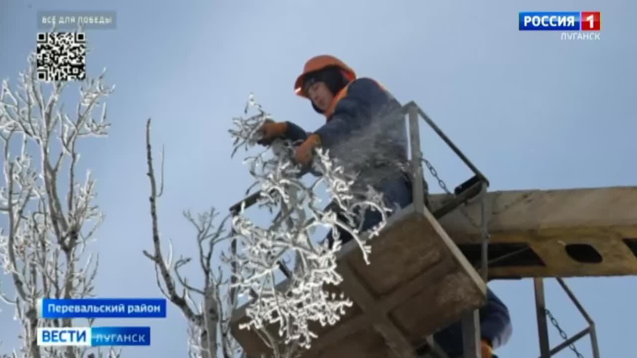 Оренбургские аварийщики установили электроопору в Малоивановке