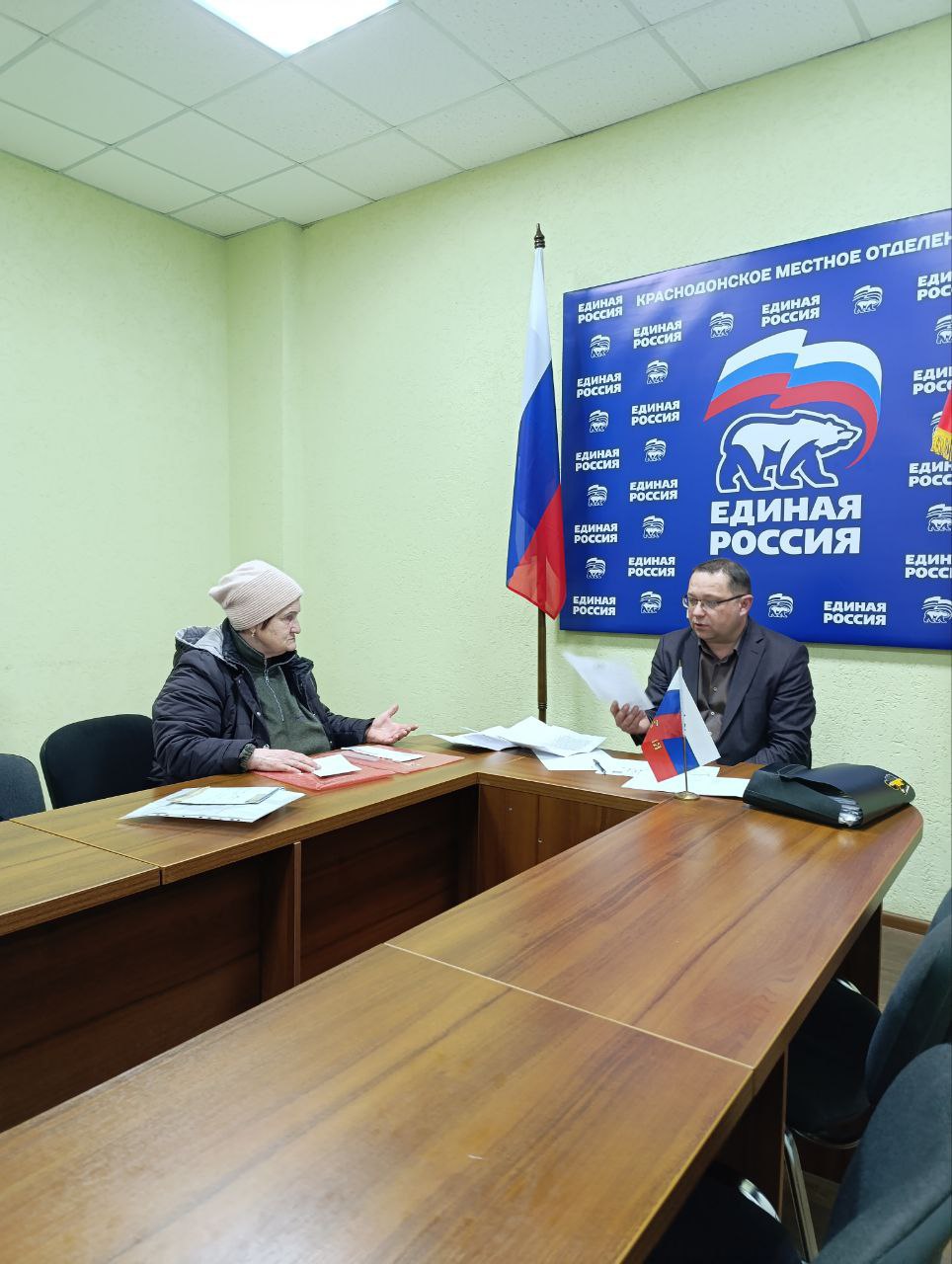 Владимир Шавлай: Вчера, в городе Молодогвардейске, состоялся очередной прием граждан, который провел депутат Совета Краснодонского муниципального округа - Александр Захар