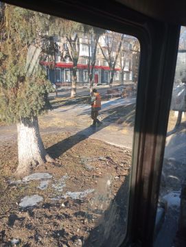 Ровеньковские коммунальщики обрабатывают тротуары песком