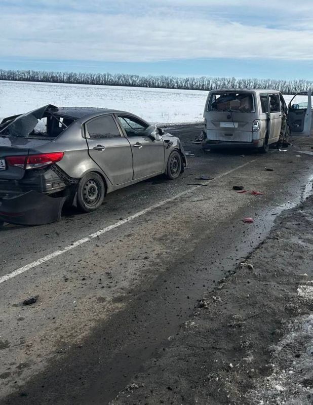 Сегодня вечером в Марковском муниципальном округе беспилотник ВСУ атаковал автомобили волонтеров, которые привезли в республику гуманитарную помощь