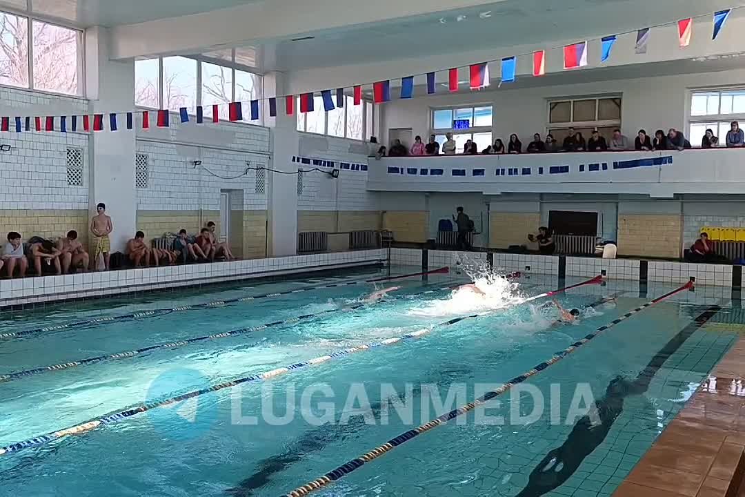 Краснолучские пловцы соревновались в мастерстве на дистанции 200 метров