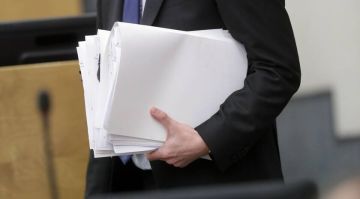 Перенос оплаты ЖКХ, защита русского языка и российские такси: новые законы марта