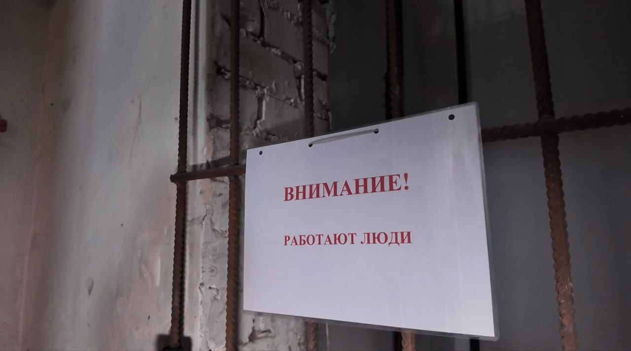 На Чкалова, 4 идёт монтаж нового лифтового оборудования: направляющих, электрощитов