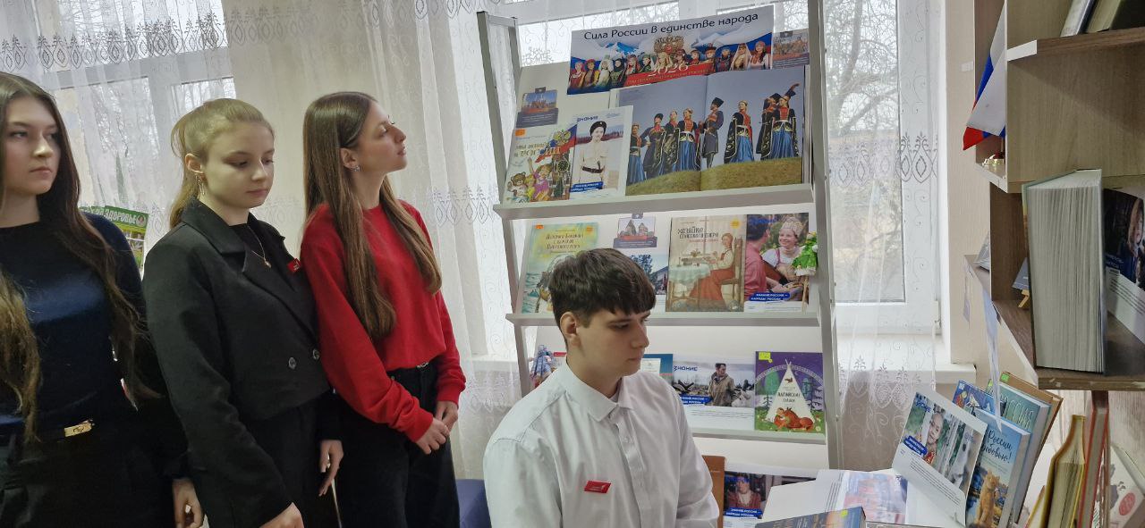 В Славяносербской библиотеке открыли книжно-иллюстративную выставку к Году единства народов России