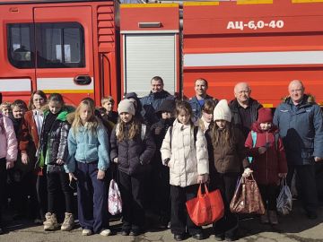 В рамках партпроекта «Моя карьера с Единой Россией» учащиеся Краснодонской средней школы №1 им. М. Горького посетили расположение МЧС