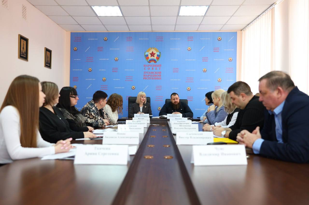 Инна Швенк: В рамках Социального комитета прошло важное обсуждение, касающееся обеспечения транспортных льгот для детей, лишенных родительской опеки