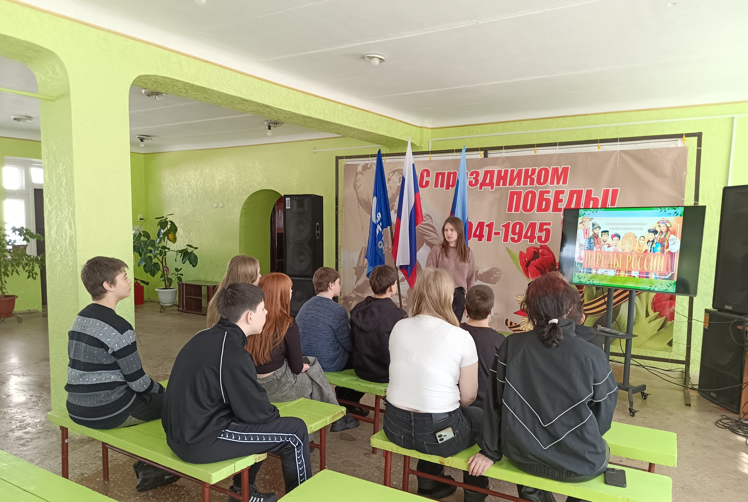 Викторина «Народы России». В Доме культуры им. Ленина пгт Новодарьевка прошла познавательная викторина «Народы России», посвящённая открытию Года единства народов России