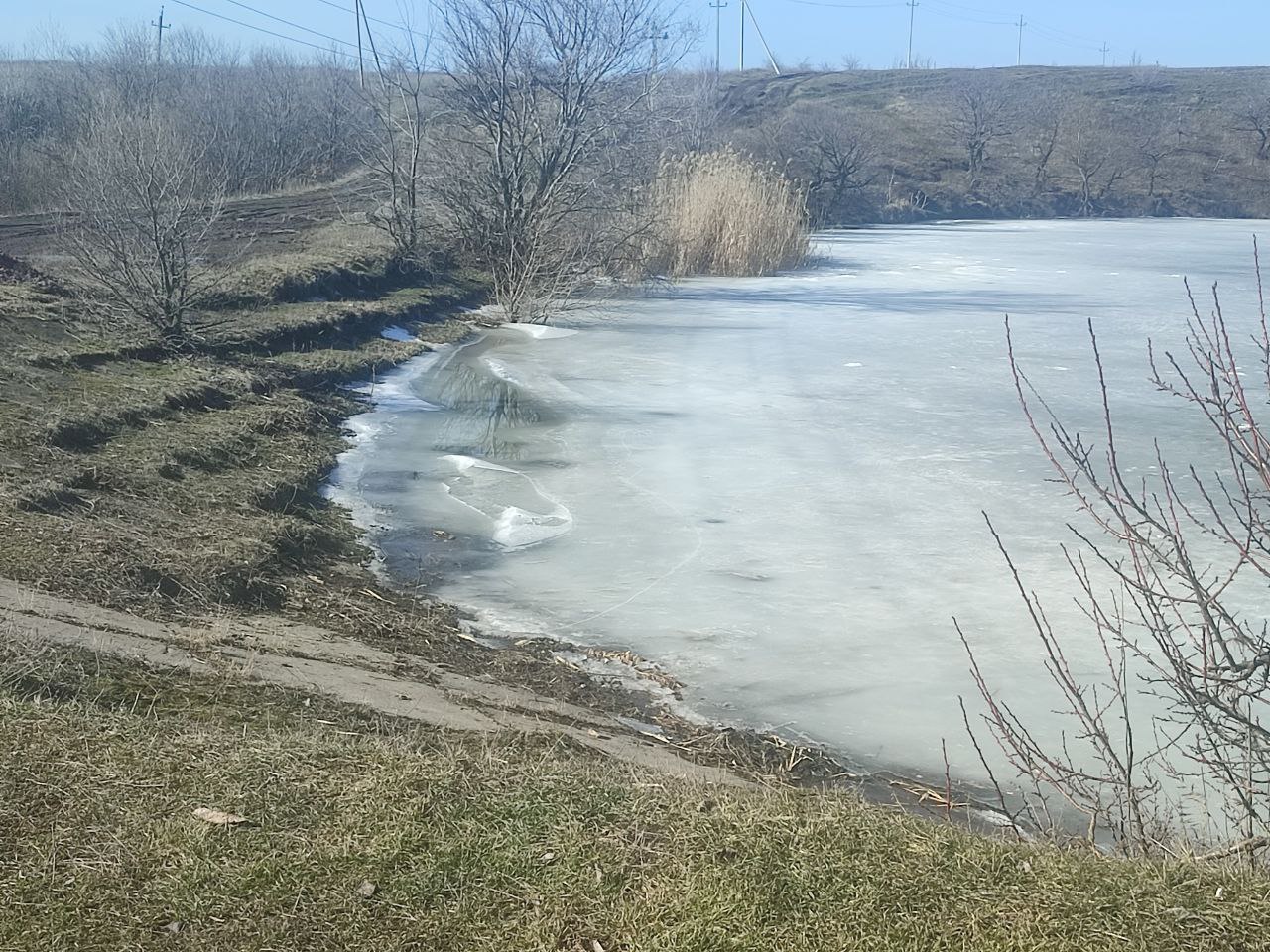 В связи с потеплением и изменением погодных условий продолжается работа по обследованию гидротехнических сооружений на территории городского округа города Ровеньки