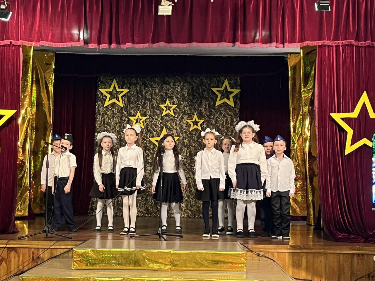 В Пролетарском Доме культуры прошел фестиваль военно-патриотической песни, в котором приняли участие учащиеся Пролетарского УВК им.О.В.Кошевого