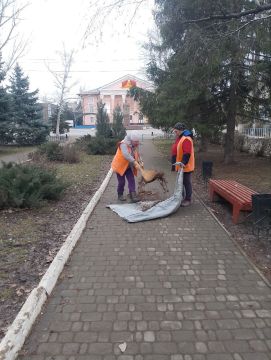 С наступлением плюсовых температур сотрудники МБУ «Лутугиножилфонд» активно продолжают работы по санитарной очистке Аллеи Славы – одного из самых значимых и посещаемых мест в городе