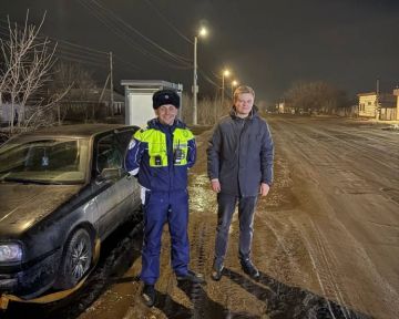 Стахановские автоинспекторы помогли водителю вытащить увязшую в грязи легковушку