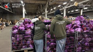 Молодёжка на связи!. Наш актив продолжает свою слаженную работу на складе РИК НФ ЛНР, где мы собираем и сортируем продукты, одежду и другие необходимые вещи