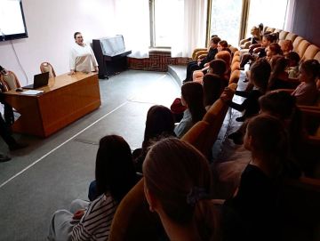 Сотрудники Дворца культуры имени Горького провели патриотический час под названием "Русская весна