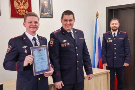 Начальник ЭКЦ МВД по субъекту Сергей Серго вручил коллегам заслуженные награды