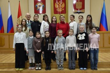 В Алчевске состоялась встреча школьников и студентов города с выдающимися людьми: космонавтами Олегом Артемьевым и Сергеем Рыжиковым, а также призером Олимпийских игр, легендарной фигуристкой Ириной Слуцкой