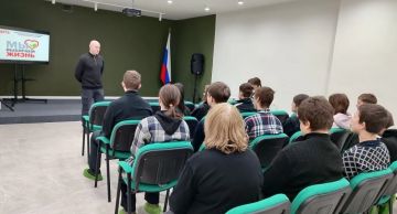 3 марта сотрудники Перевальской модельной библиотеки «Библиопортал» совместно с врачом-наркологом Алексеем Полинцовым провели информационный час «Цифры и факты о наркомании» для учащихся 9-Г класса Перевальской гимназии № 1