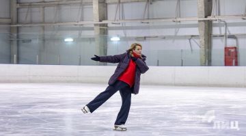 Знаменитая фигуристка Ирина Слуцкая провела мастер-класс для спортсменов ЛНР