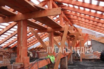 Регион-шеф ремонтирует кровлю в Молодогвардейске