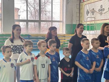 Физкультурный конкурс «Пенальти» среди мам в Краснодонской спортивной школе №1