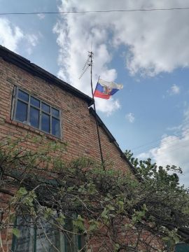 Подорвавший блокпост ВСУ пенсионер из ЛНР повесил триколор над домом