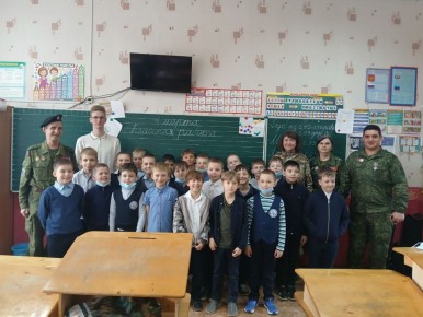 Подвиг женщин-ветеранов: урок мужества для школьников Луганска