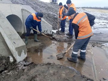 Специалисты Луганского автодора проводят работы по обеспечению стабильного водоотвода на автодороге Белокуракино-Лубянка-Алексеевка