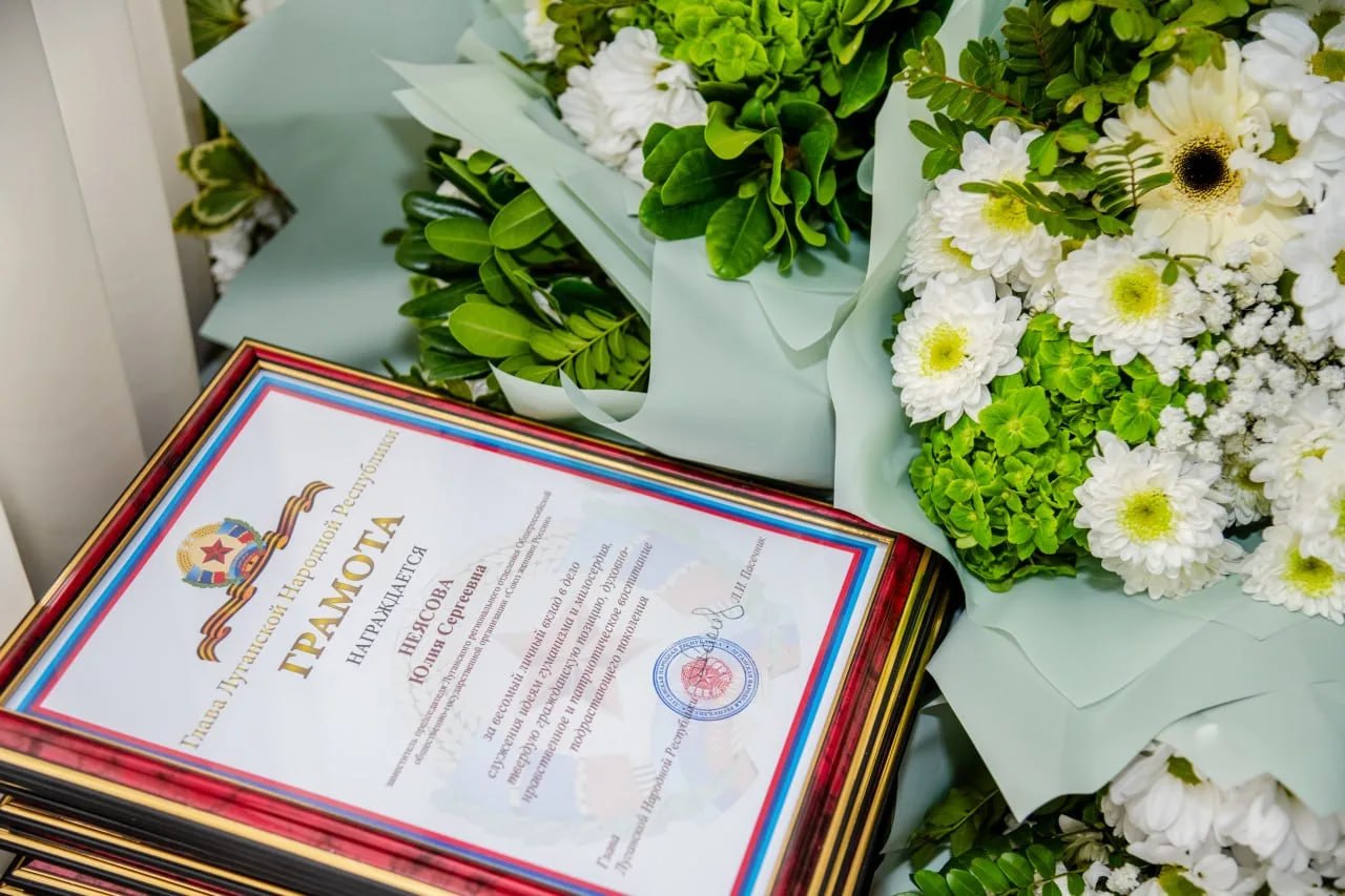 Глава ЛНР Леонид Пасечник накануне Международного женского дня вручил награды отличившимся активисткам Луганского регионального отделения Союза женщин России