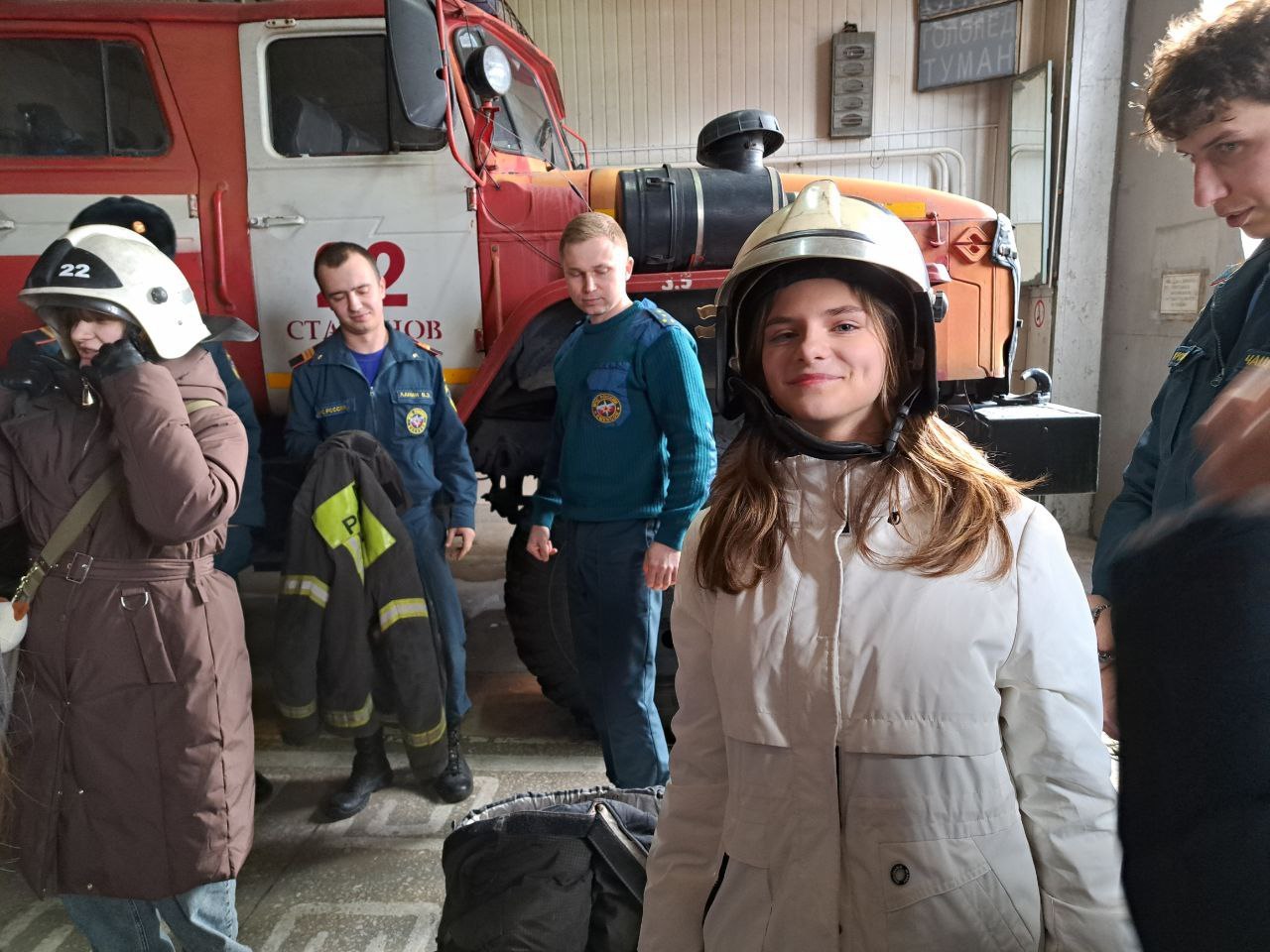 Школьники Стаханова примерили форму спасателей