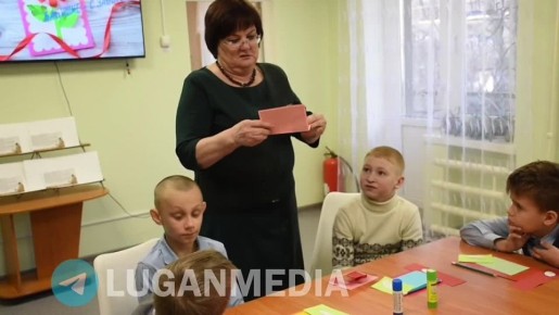 Мастер-класс по изготовлению праздничных открыток прошел в детской библиотеке города Первомайска