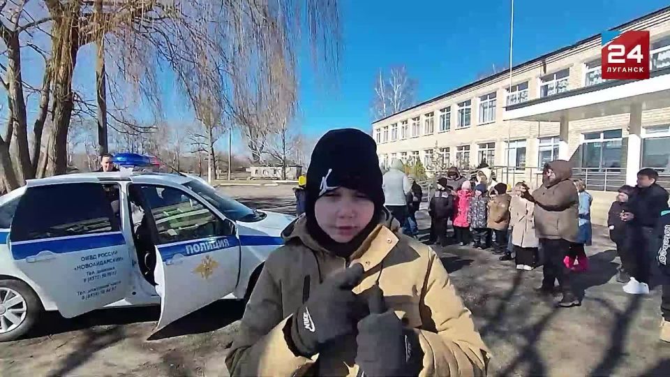Почувствовать себя автоинспектором: в Новоайдарском округе прошел необычный урок ПДД
