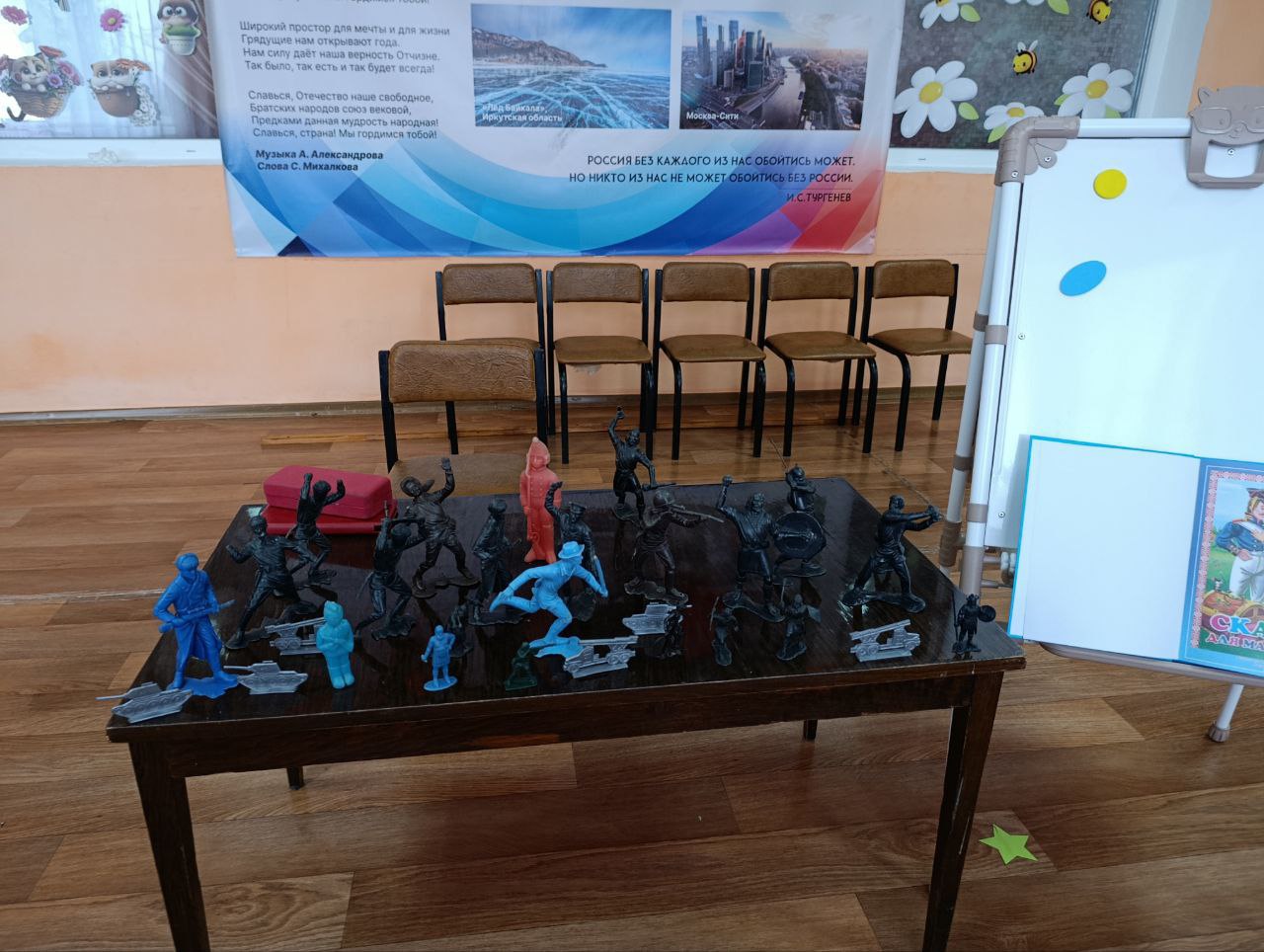 В рамках проекта «Музей в чемодане», сотрудники Детского центра Чернухинского музея провели познавательный час с воспитанниками детского сада-ясли «Ромашка», посвященный Дню игрушечных солдатиков